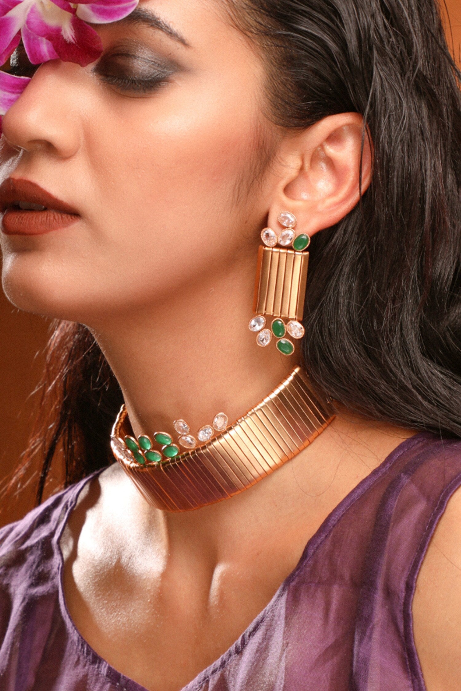 Cosmic Wreath Ribbon Emerald Choker 