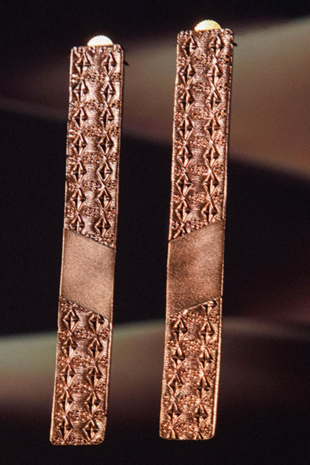 Relics On Sand Linear Earring 