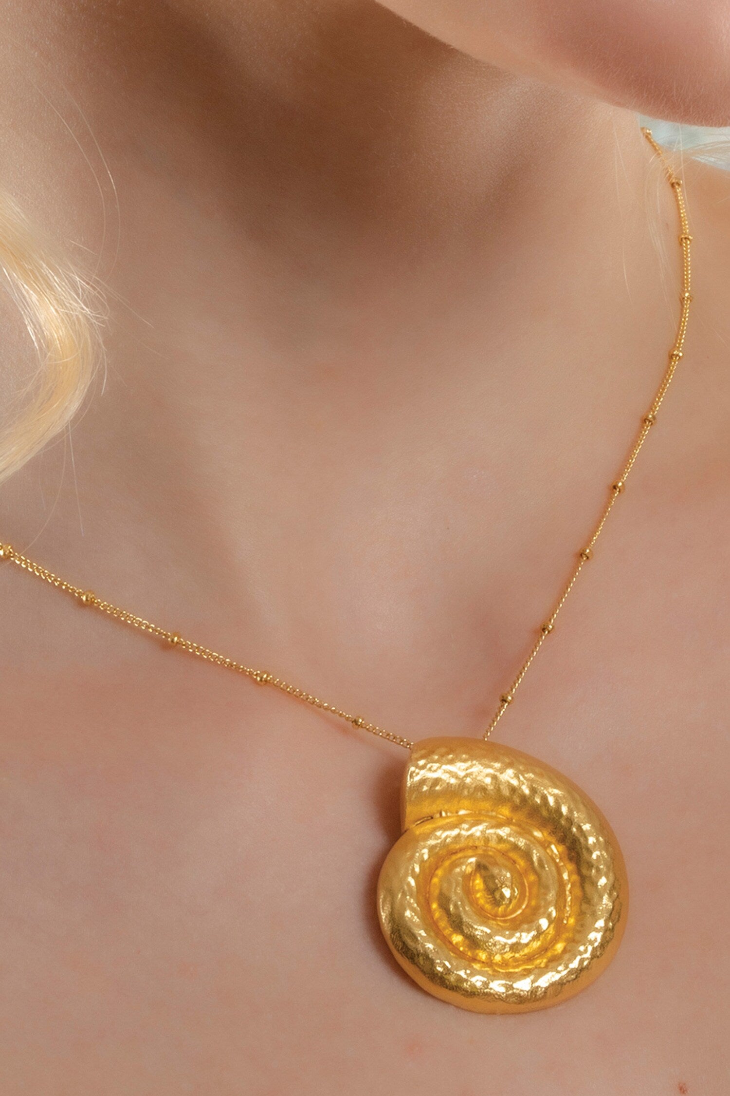 Textured Shell Pendant Necklace 
