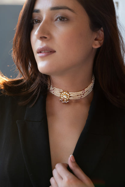 Shell Pearl Embellished Pendant Choker 
