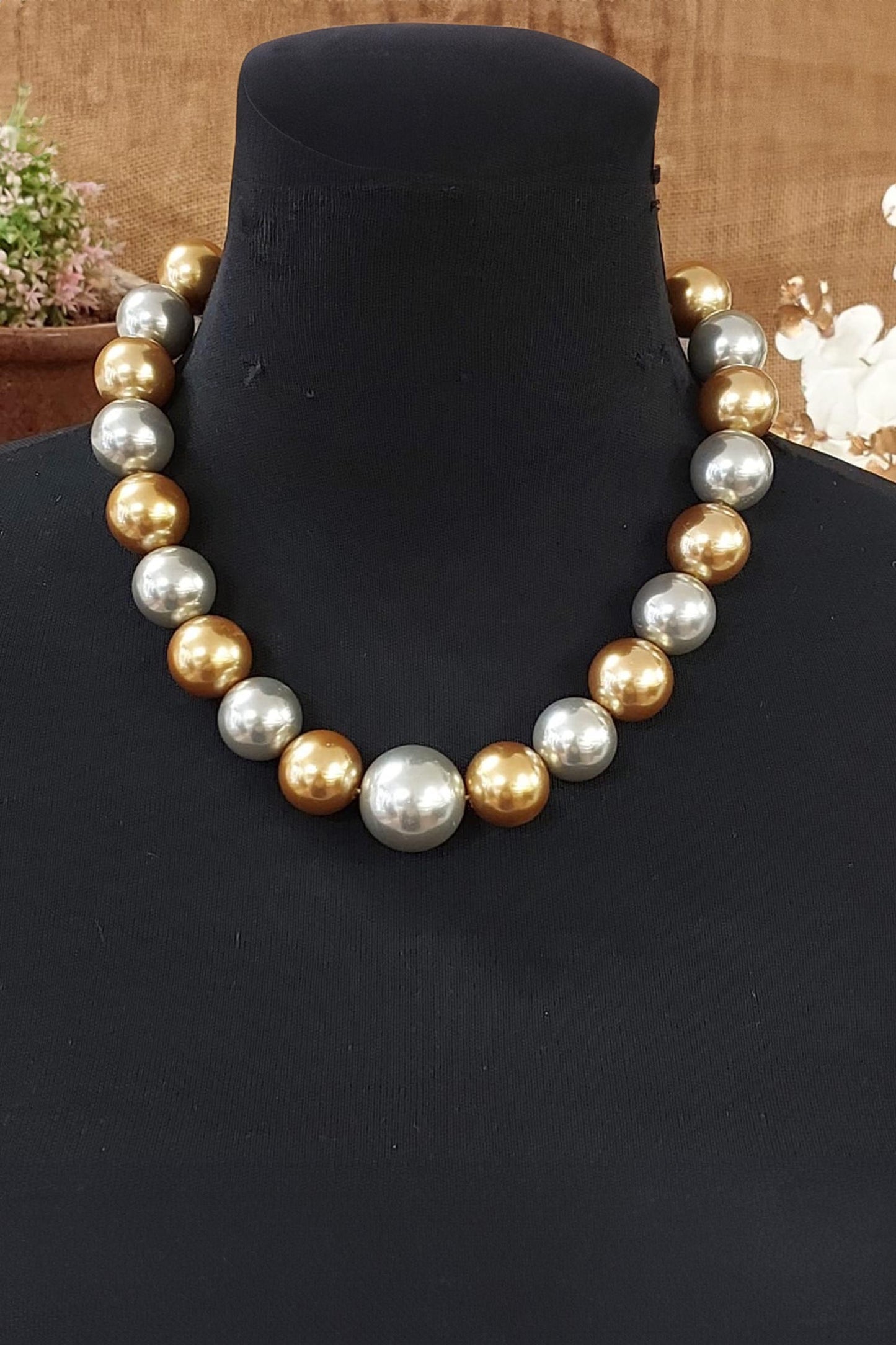 Pearl Embellished Necklace 
