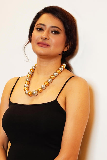 Pearl Embellished Necklace 