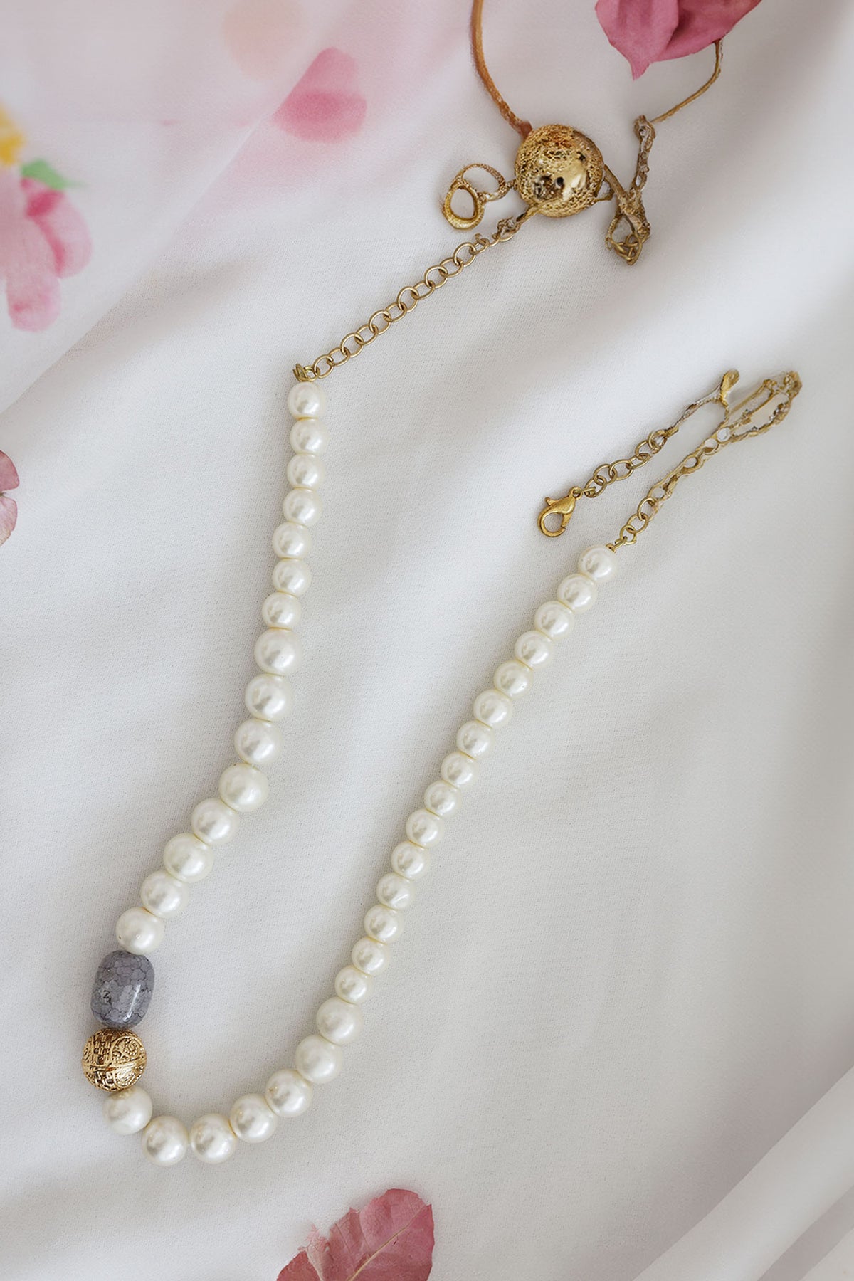Pearl Embellished Necklace 