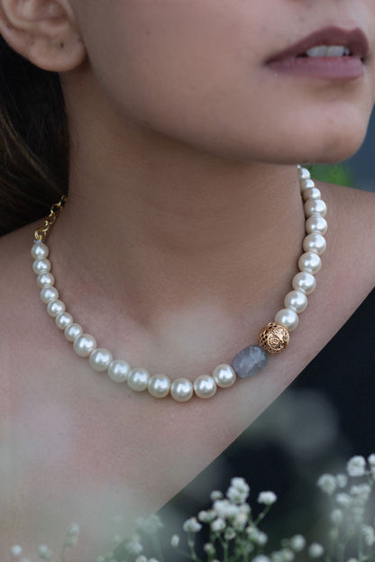 Pearl Embellished Necklace 