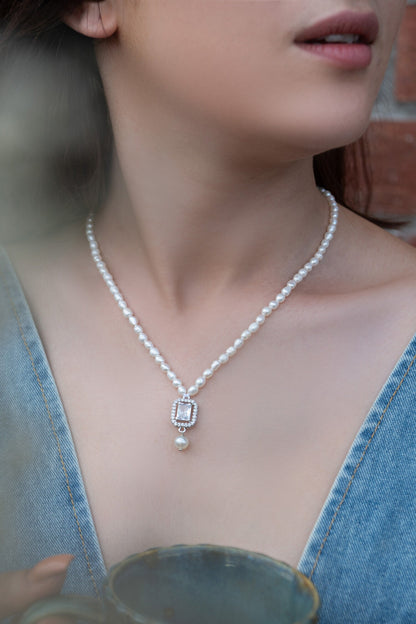 Pearl Embellished Pendant Necklace 