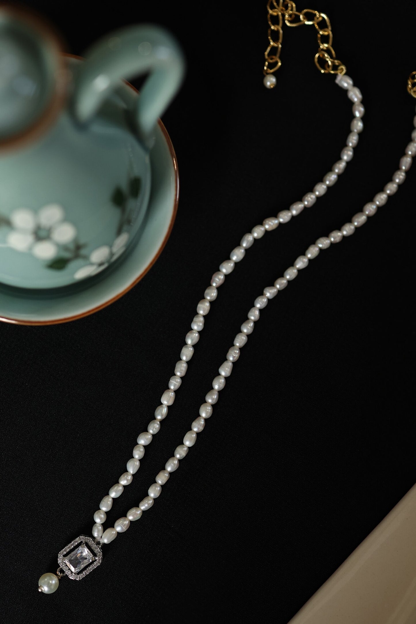 Pearl Embellished Pendant Necklace 