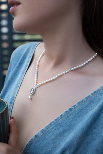Pearl Embellished Pendant Necklace 