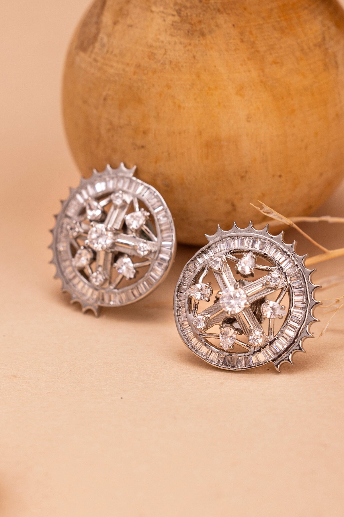 Couler Da Studded Round Earrings 