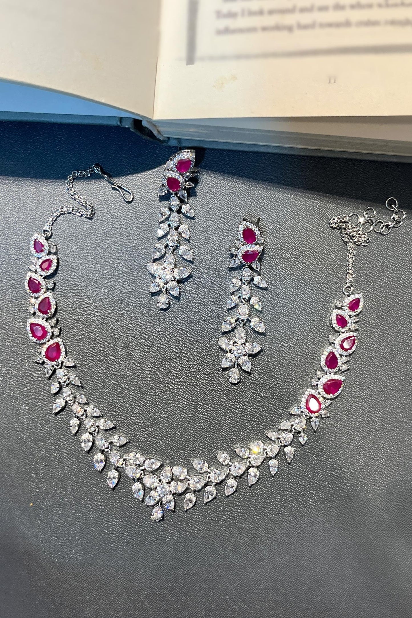 Leaf Carved Choker Set 