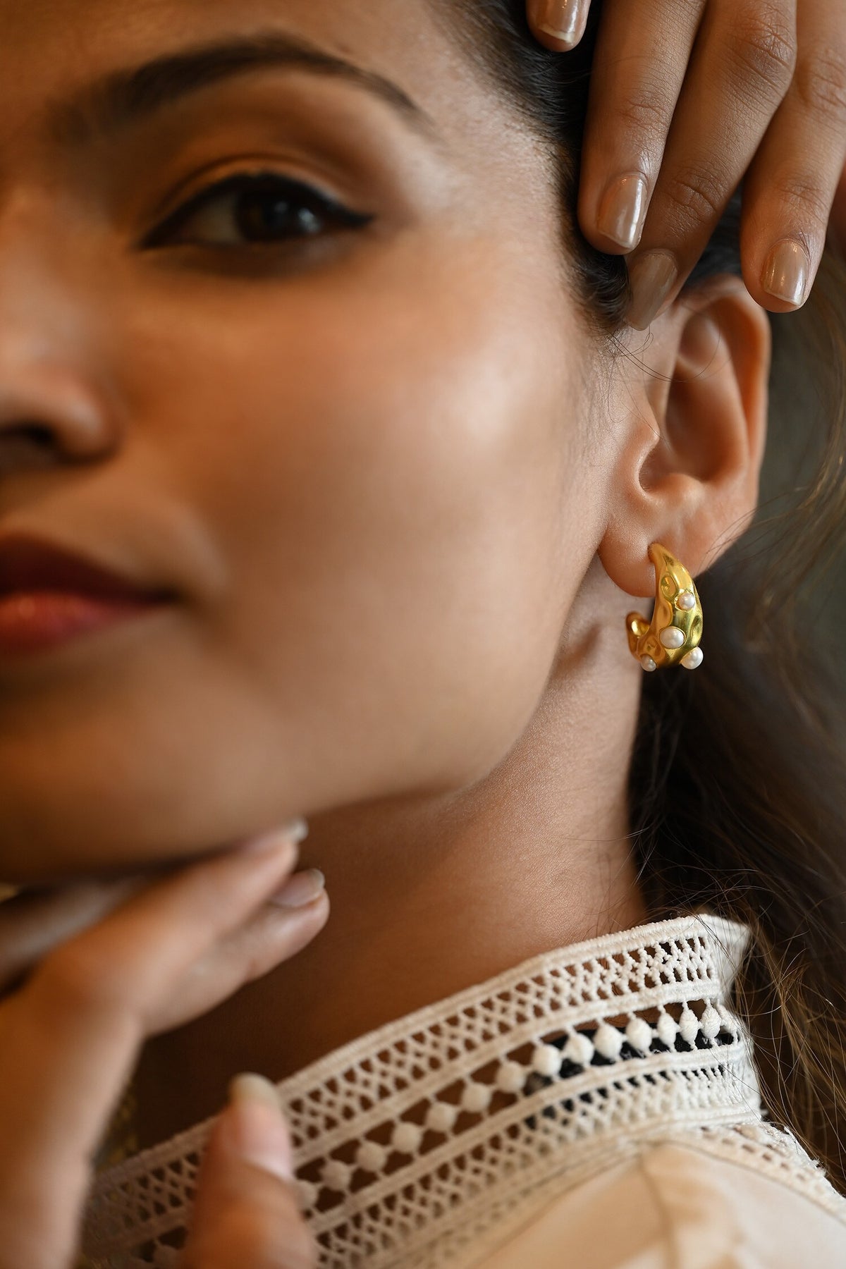 Gul Pearl Accented Studs 
