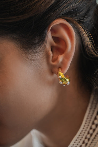 Gul Pearl Accented Studs 