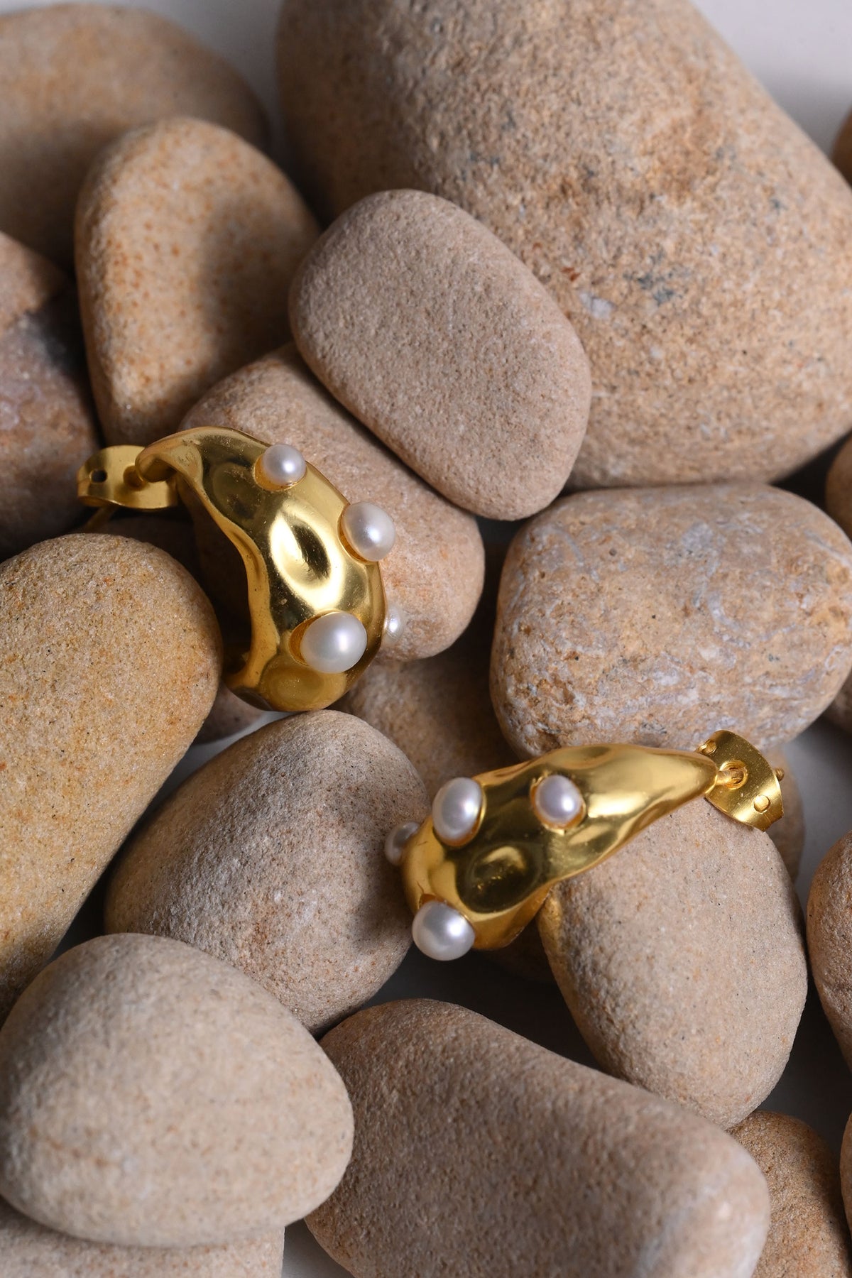 Gul Pearl Accented Studs 