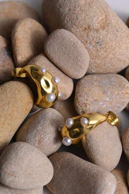 Gul Pearl Accented Studs 