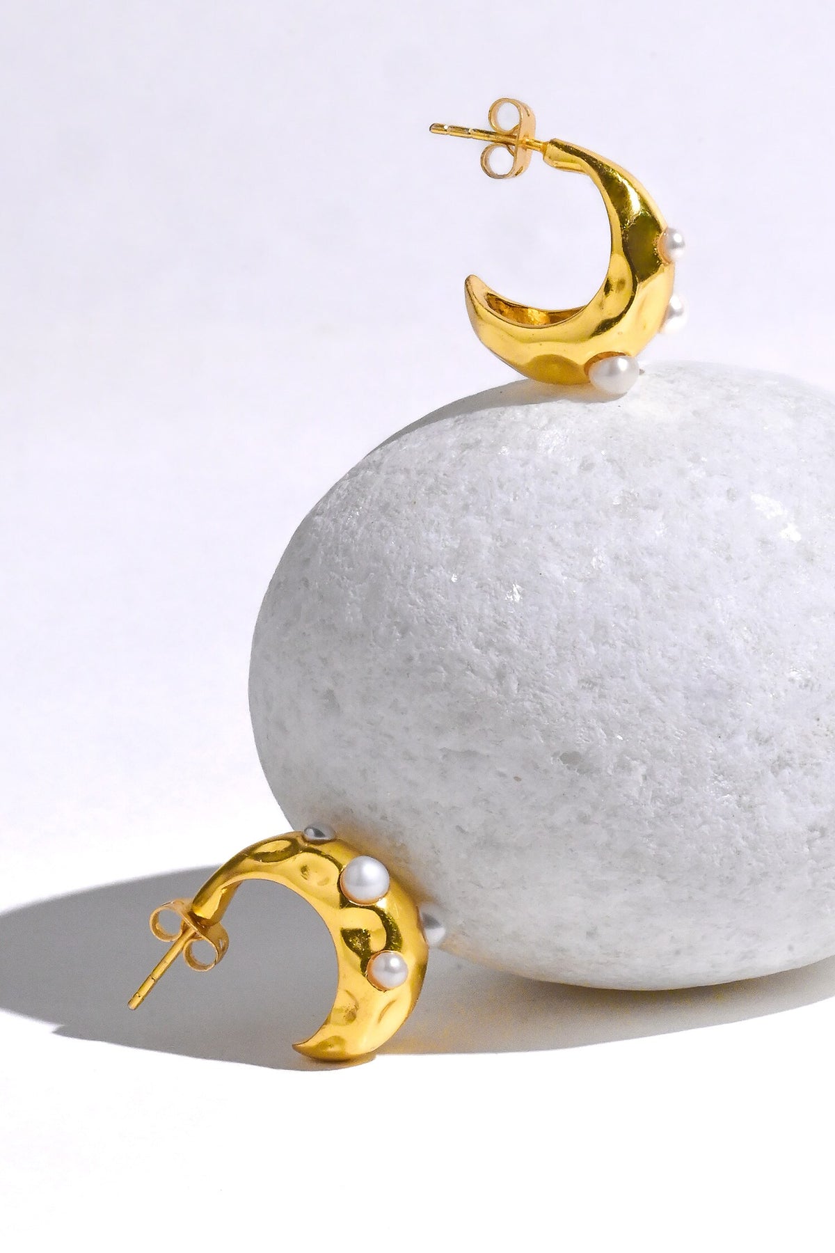Gul Pearl Accented Studs 