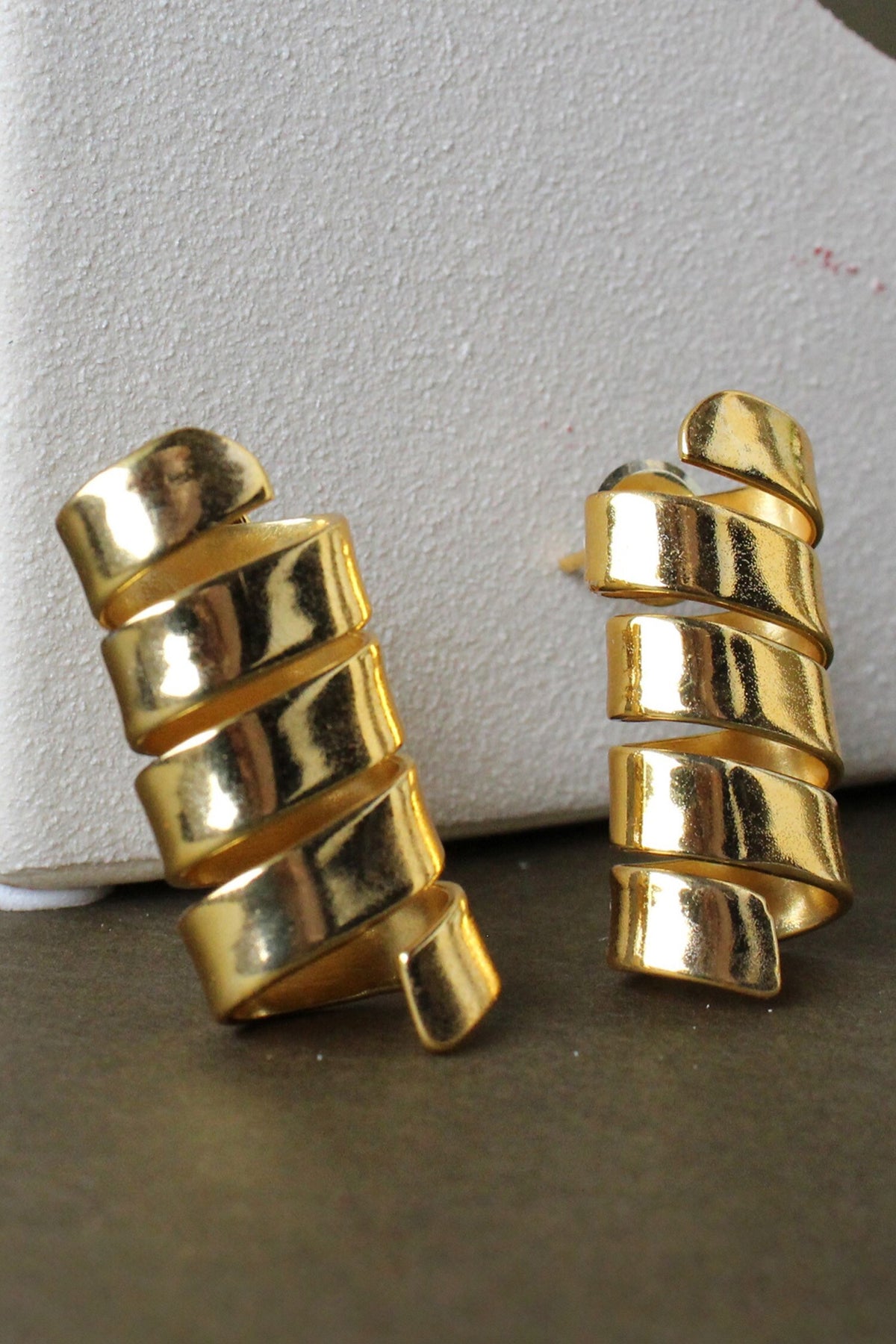 Twisted Ribbon Pattern Studs 