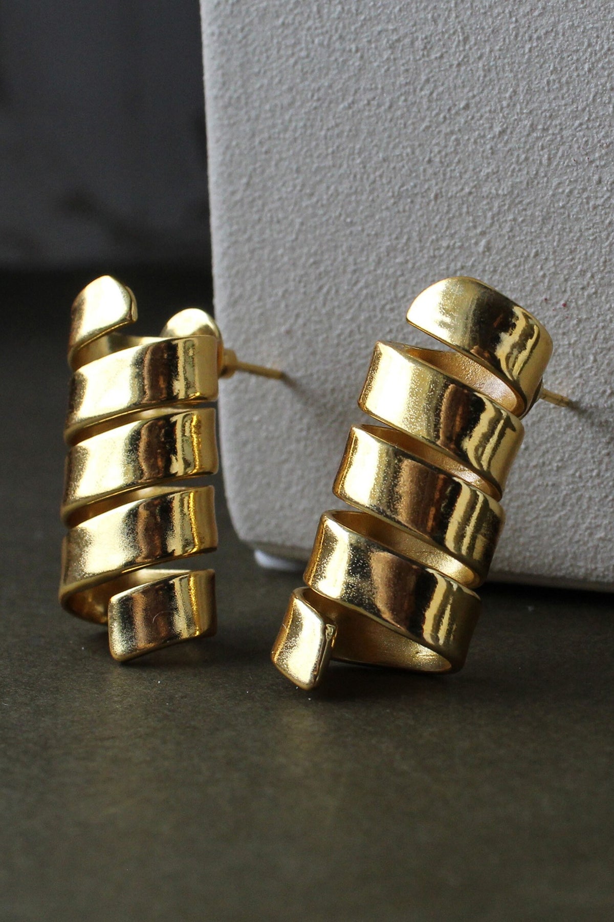 Twisted Ribbon Pattern Studs 