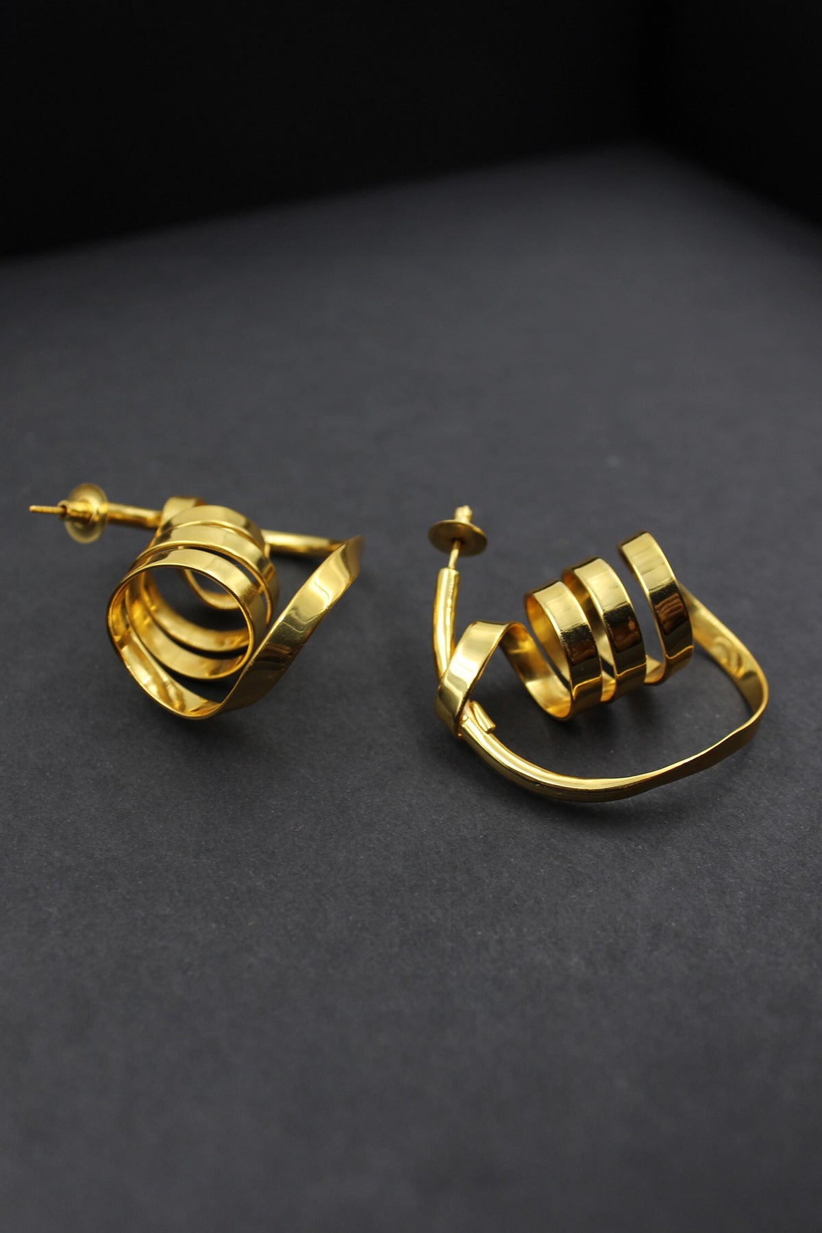 Draco Twisted Ribbon Pattern Earrings 