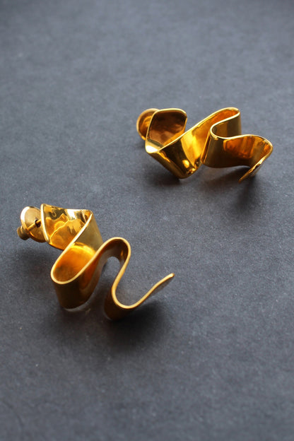 Vega Rippling Ribbon Pattern Earrings 