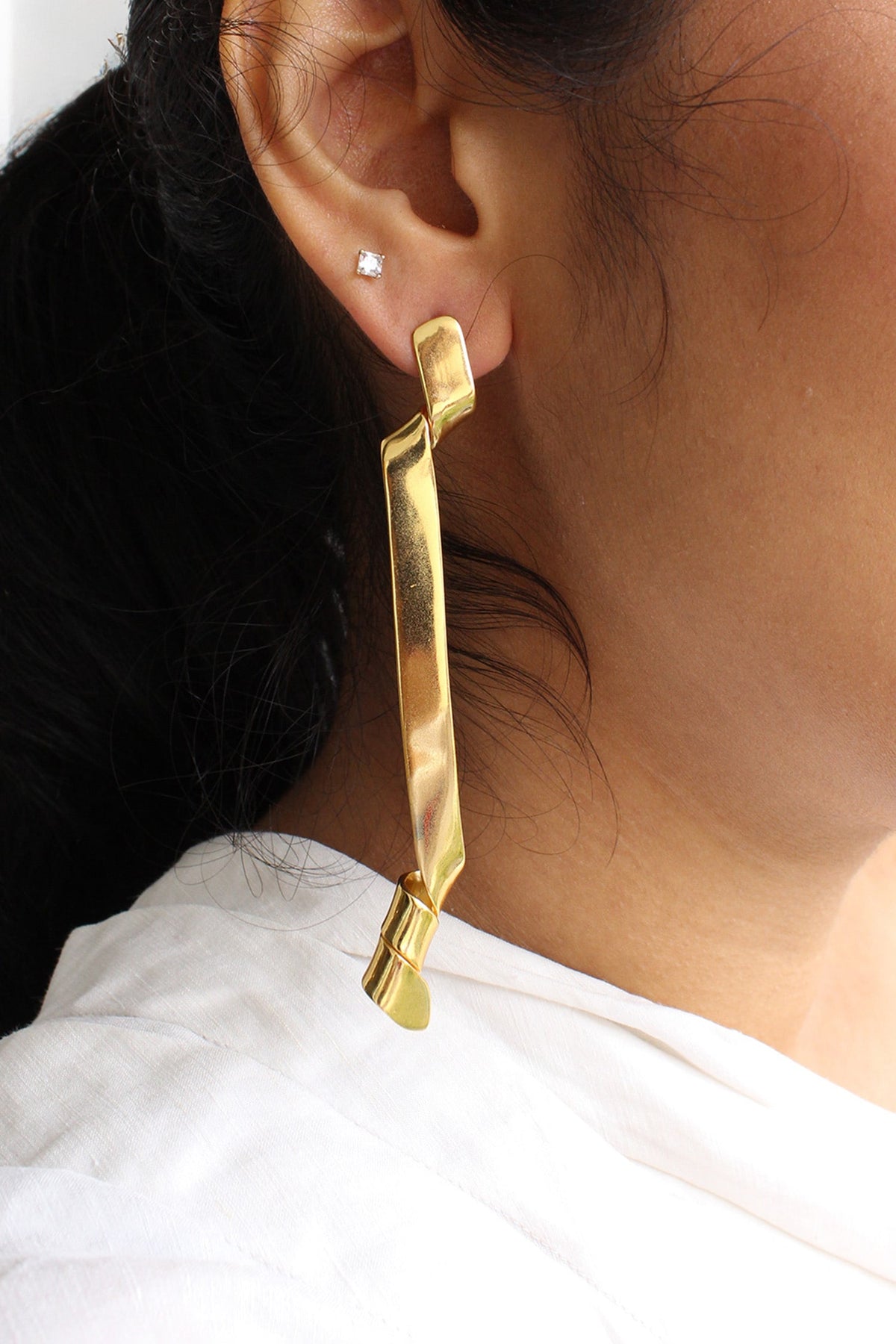 Aqula Rippling Ribbon Pattern Earrings 