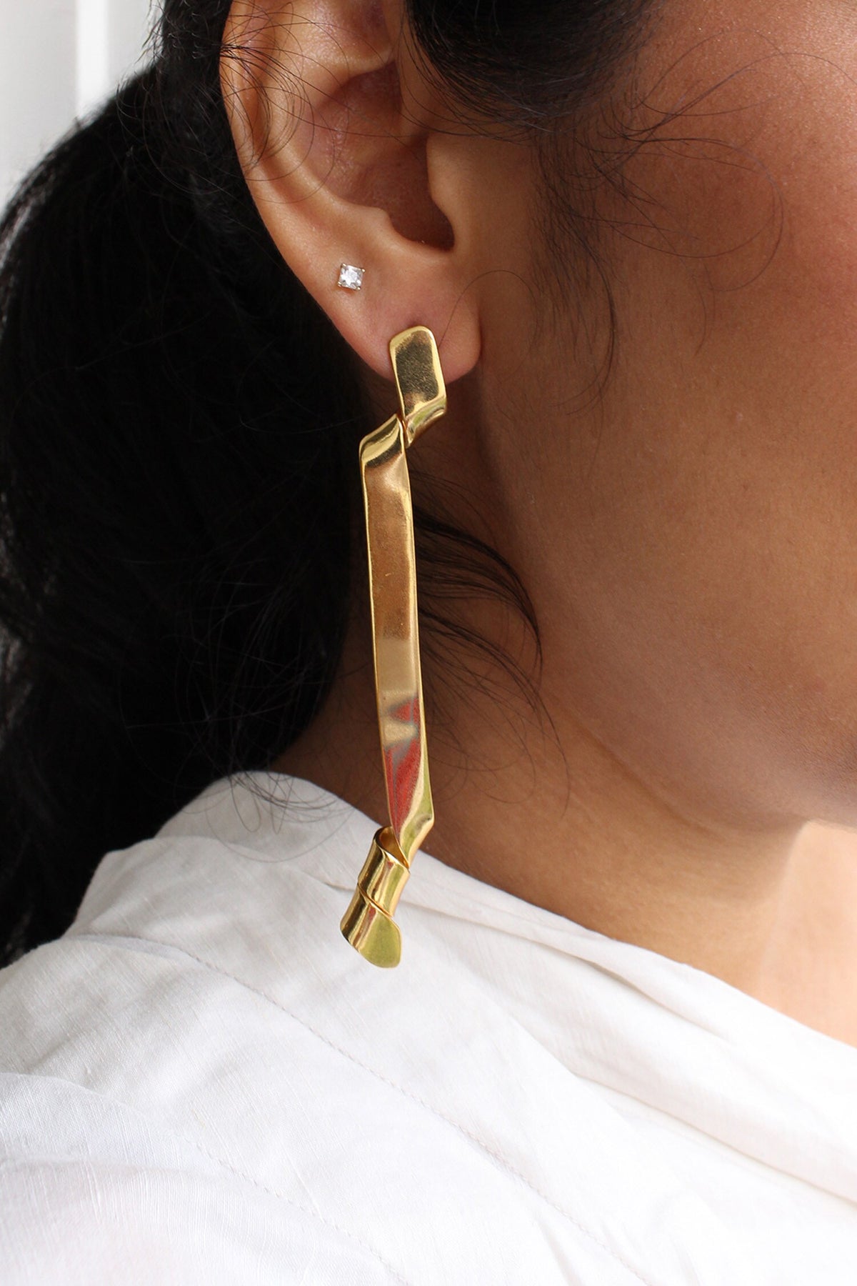 Aqula Rippling Ribbon Pattern Earrings 