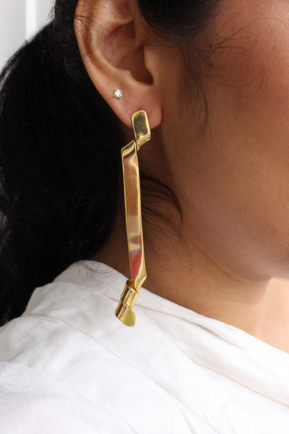 Aqula Rippling Ribbon Pattern Earrings 
