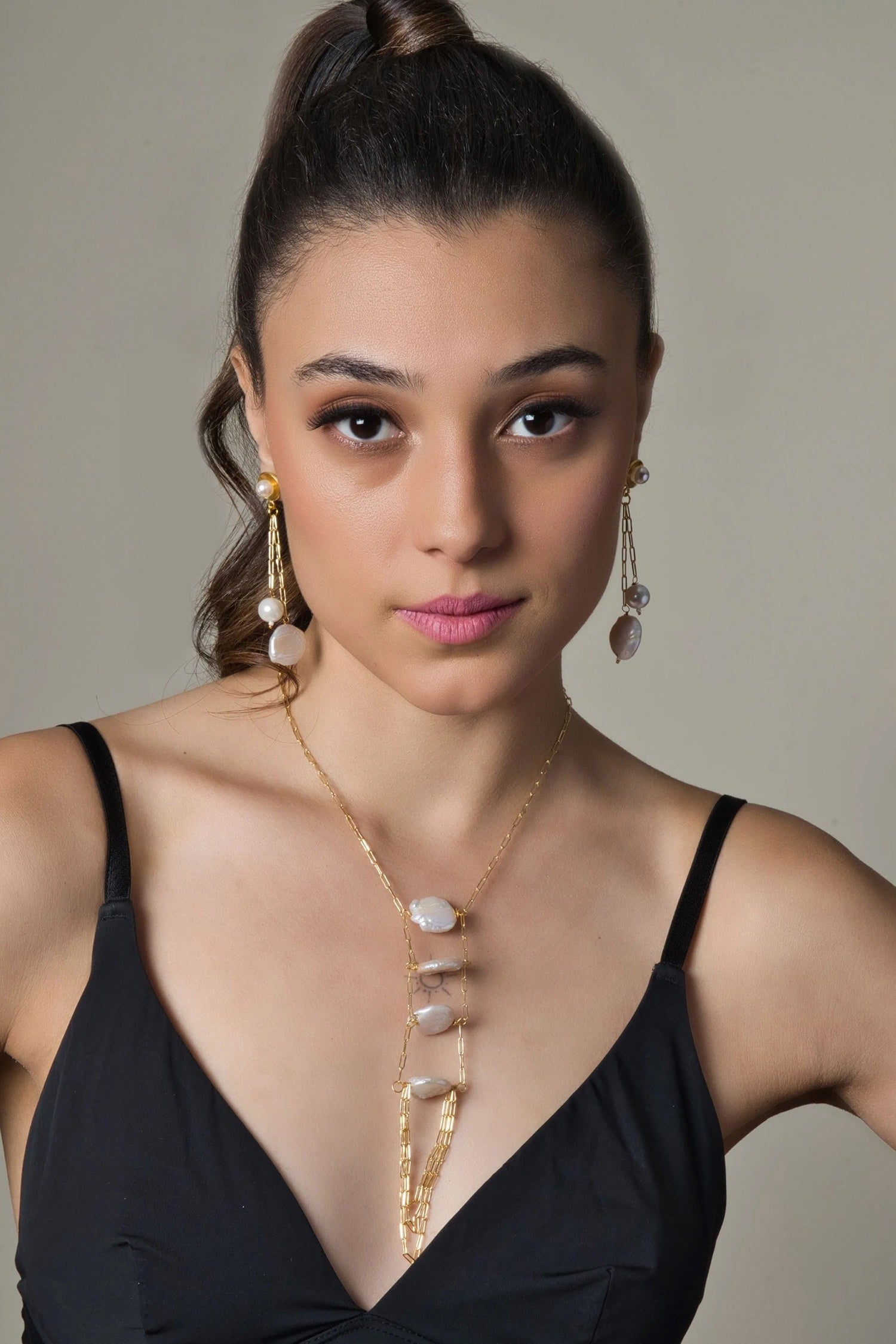 Penny Baroque Pearl Embellished Pendant Necklace Set 