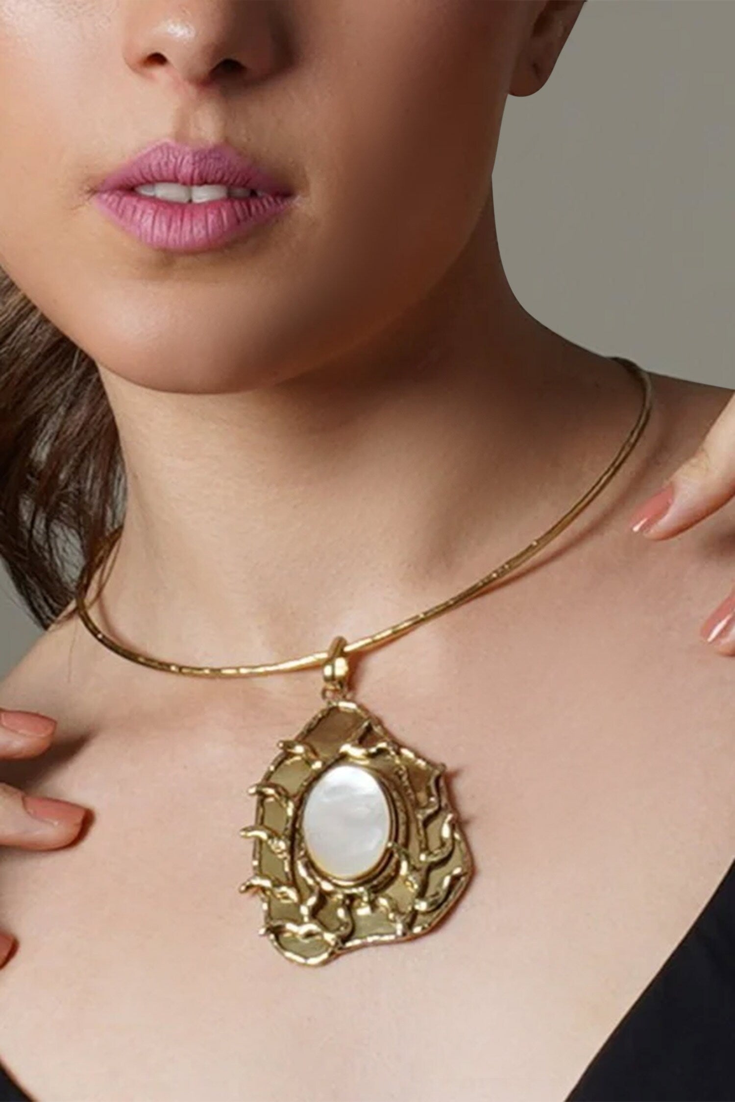 Shell Pearl Embellished Necklace 