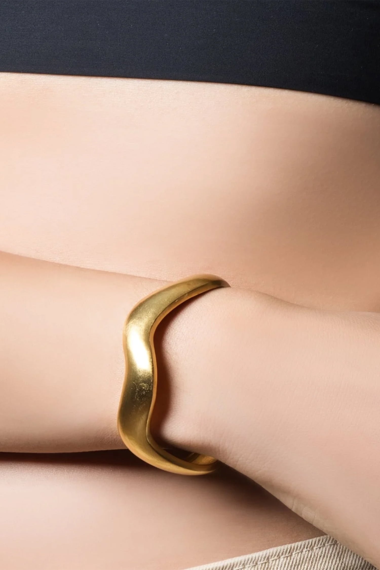 Chic Wavy Shaped Edge Cuff 