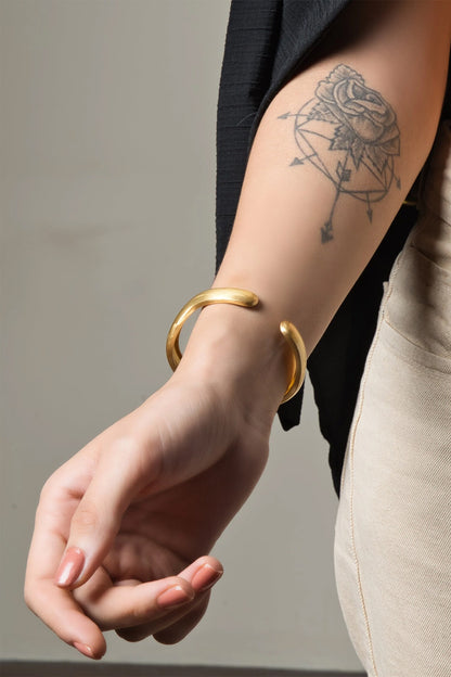 Chic Wavy Shaped Edge Cuff 