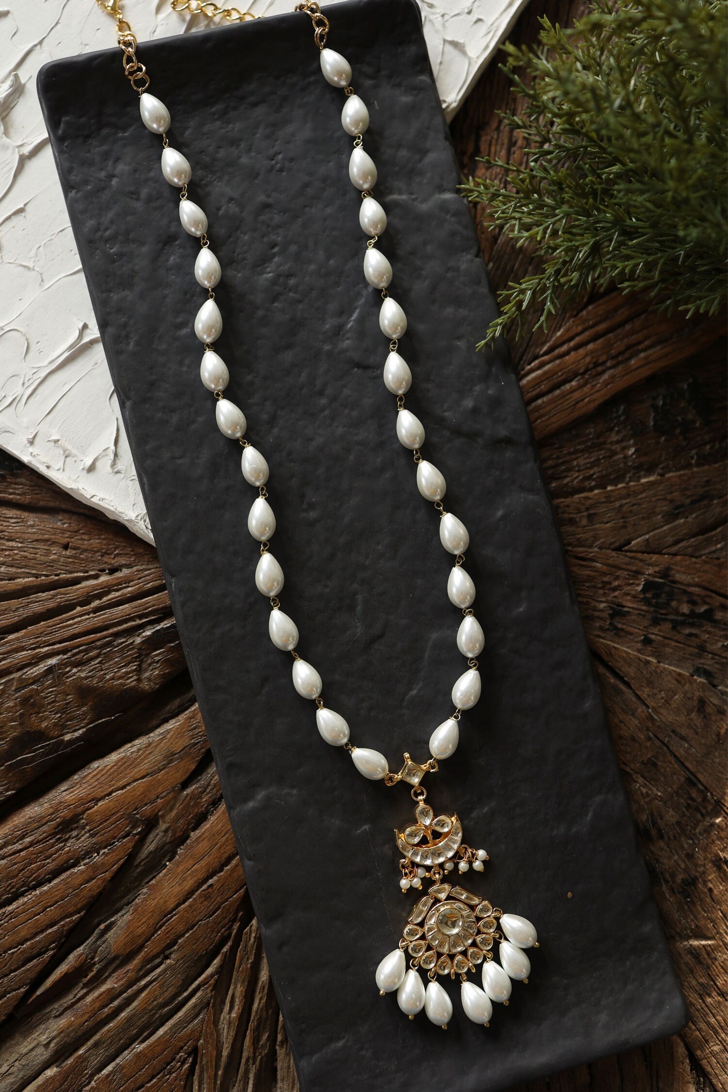 Kundan Embellished Pendant Necklace 