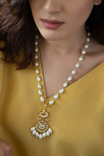 Kundan Embellished Pendant Necklace 