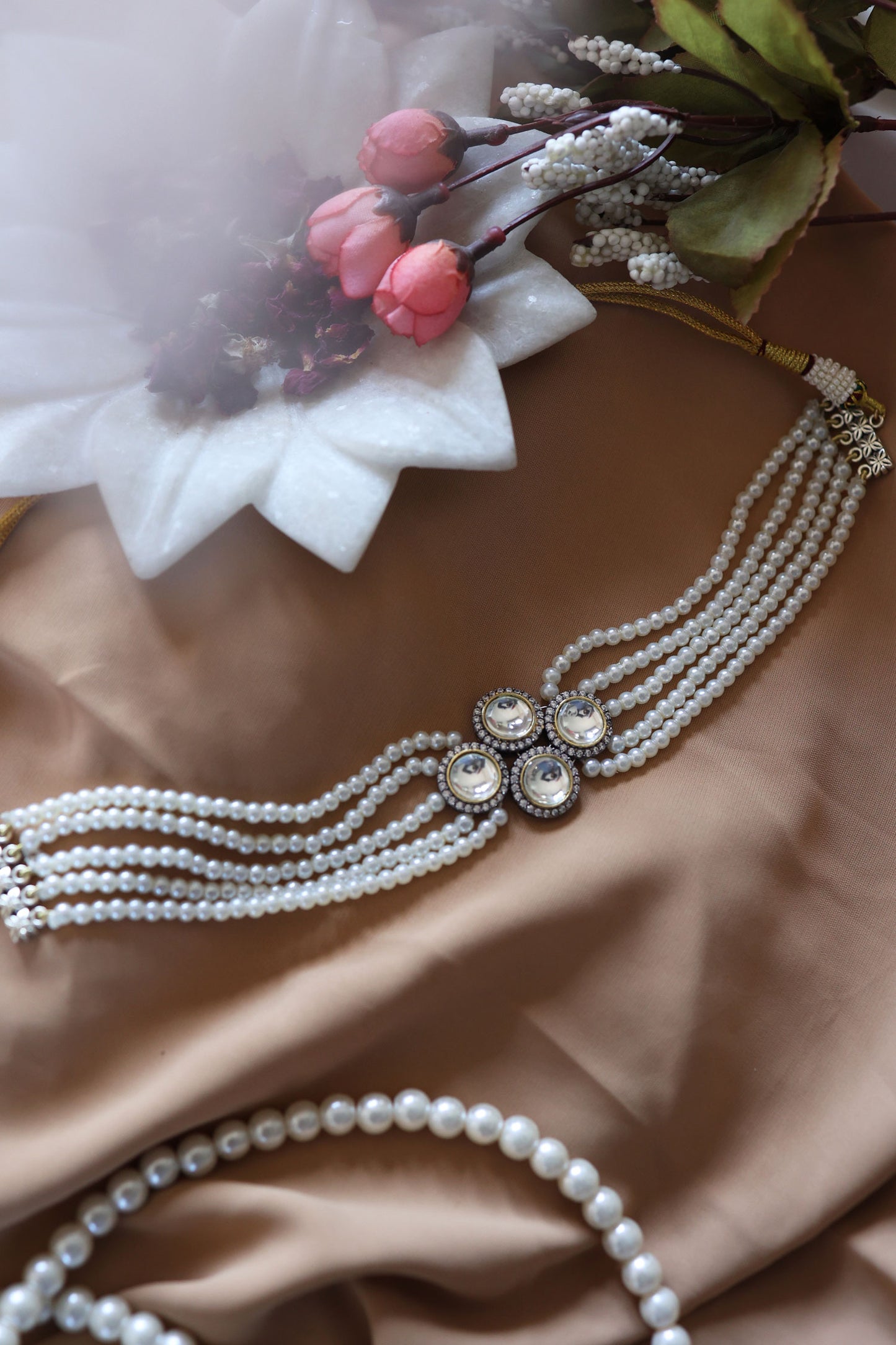 Pearl Embellished Pendant Choker 