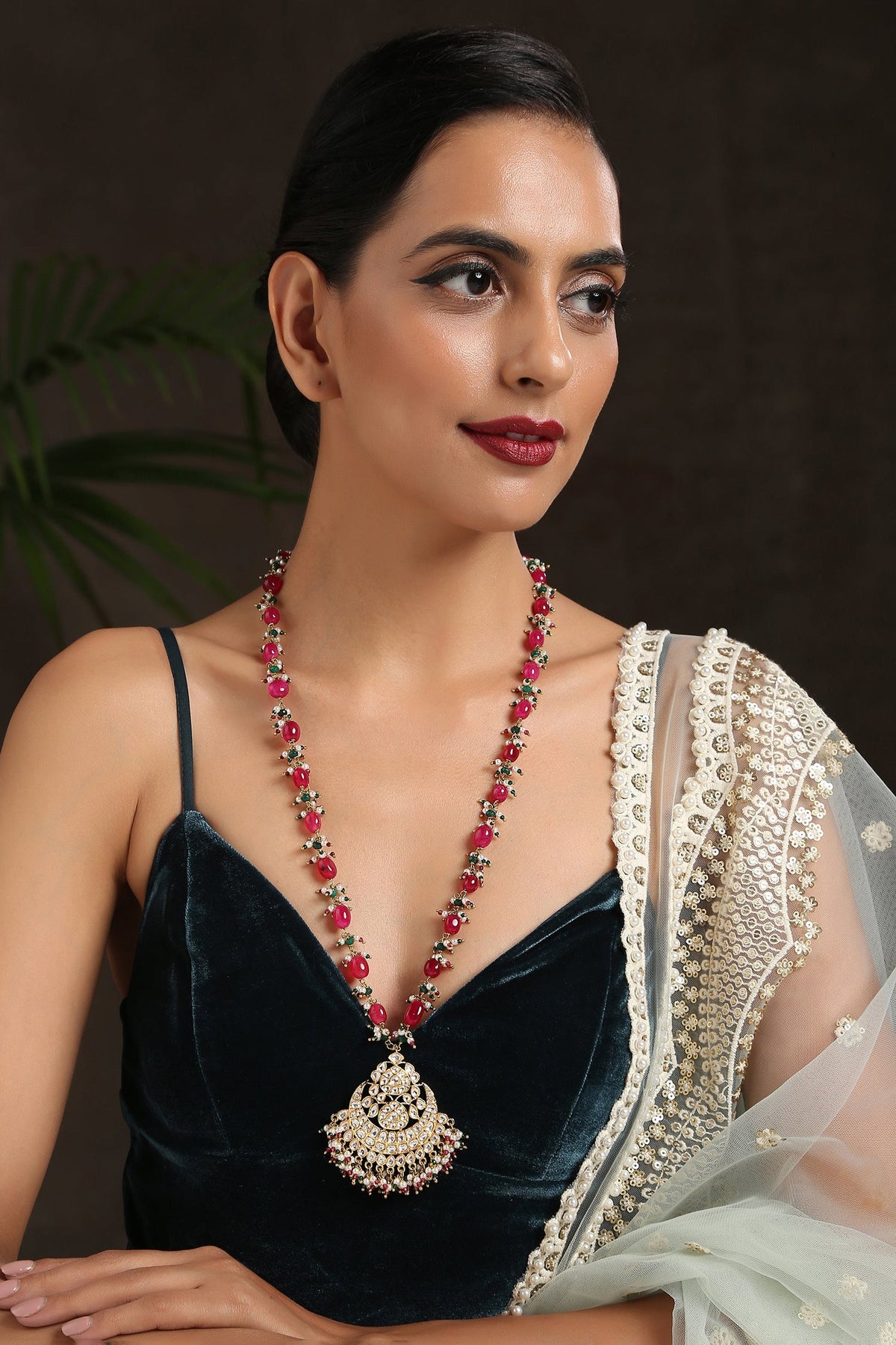 Kundan Embellished Pendant Necklace 