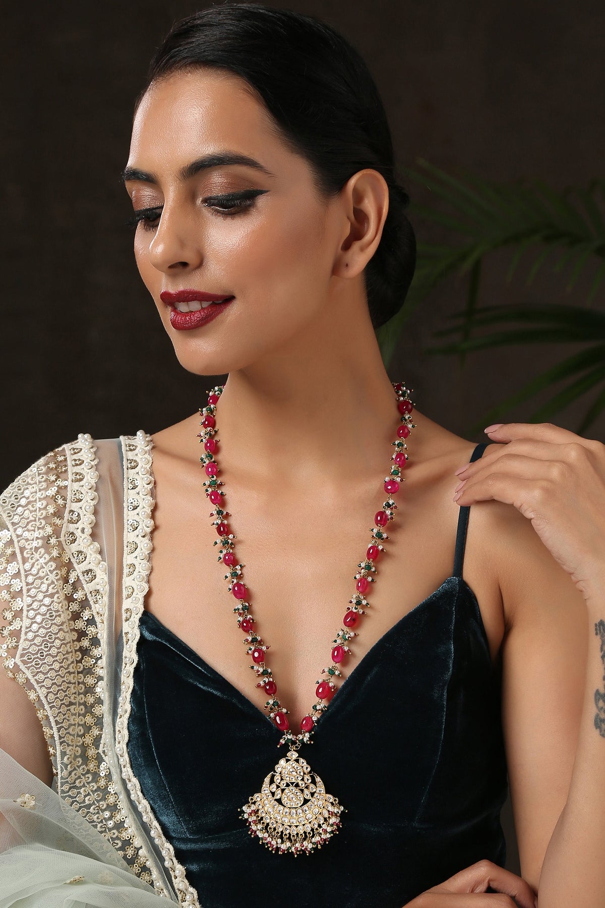 Kundan Embellished Pendant Necklace 