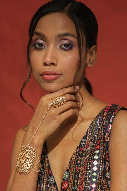 Swirl Cut-Out Hand-Harness 
