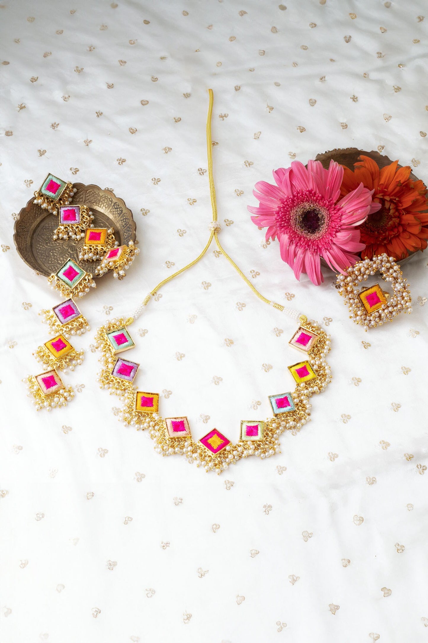 Vibrant Lily Necklace Set 