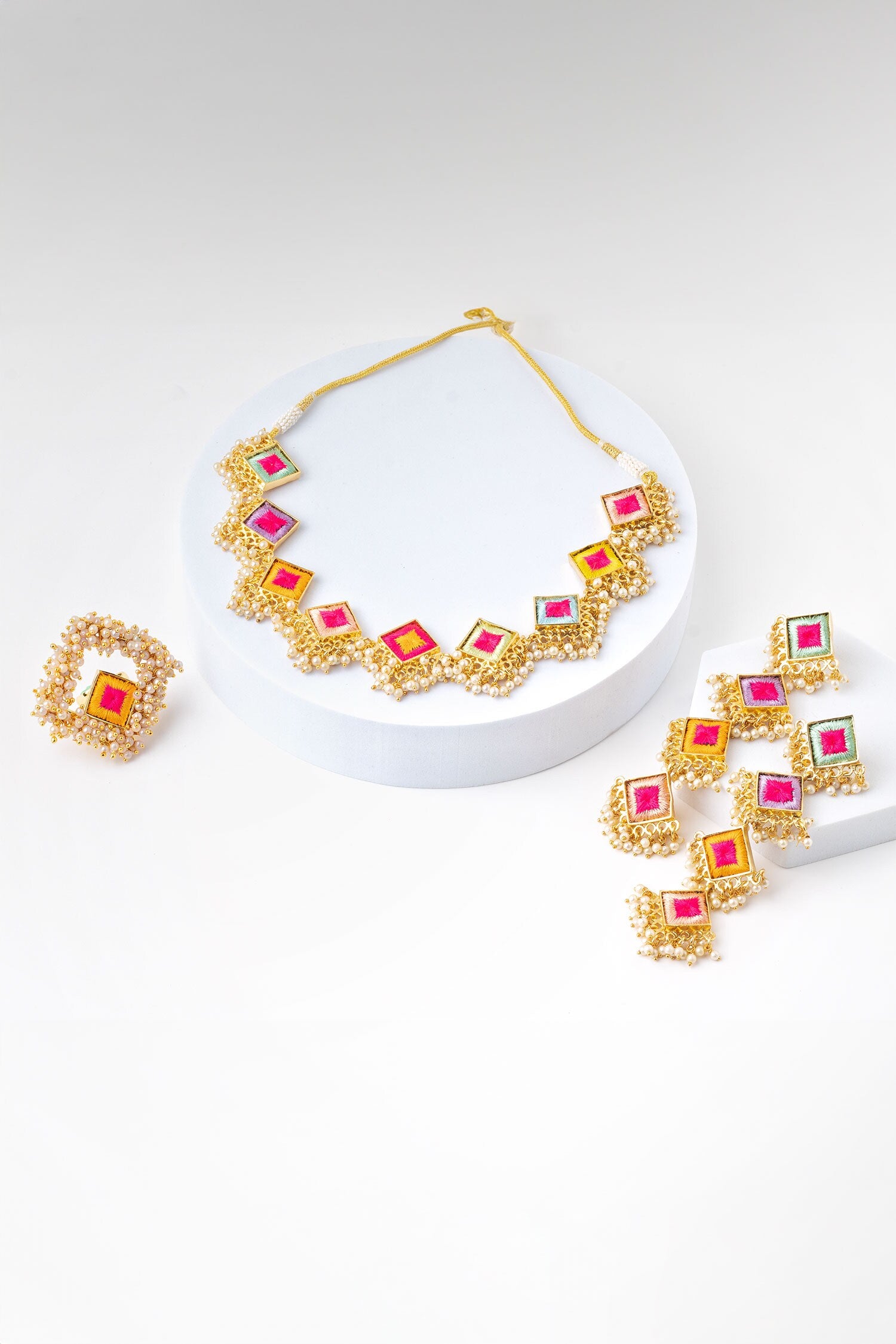 Vibrant Lily Necklace Set 
