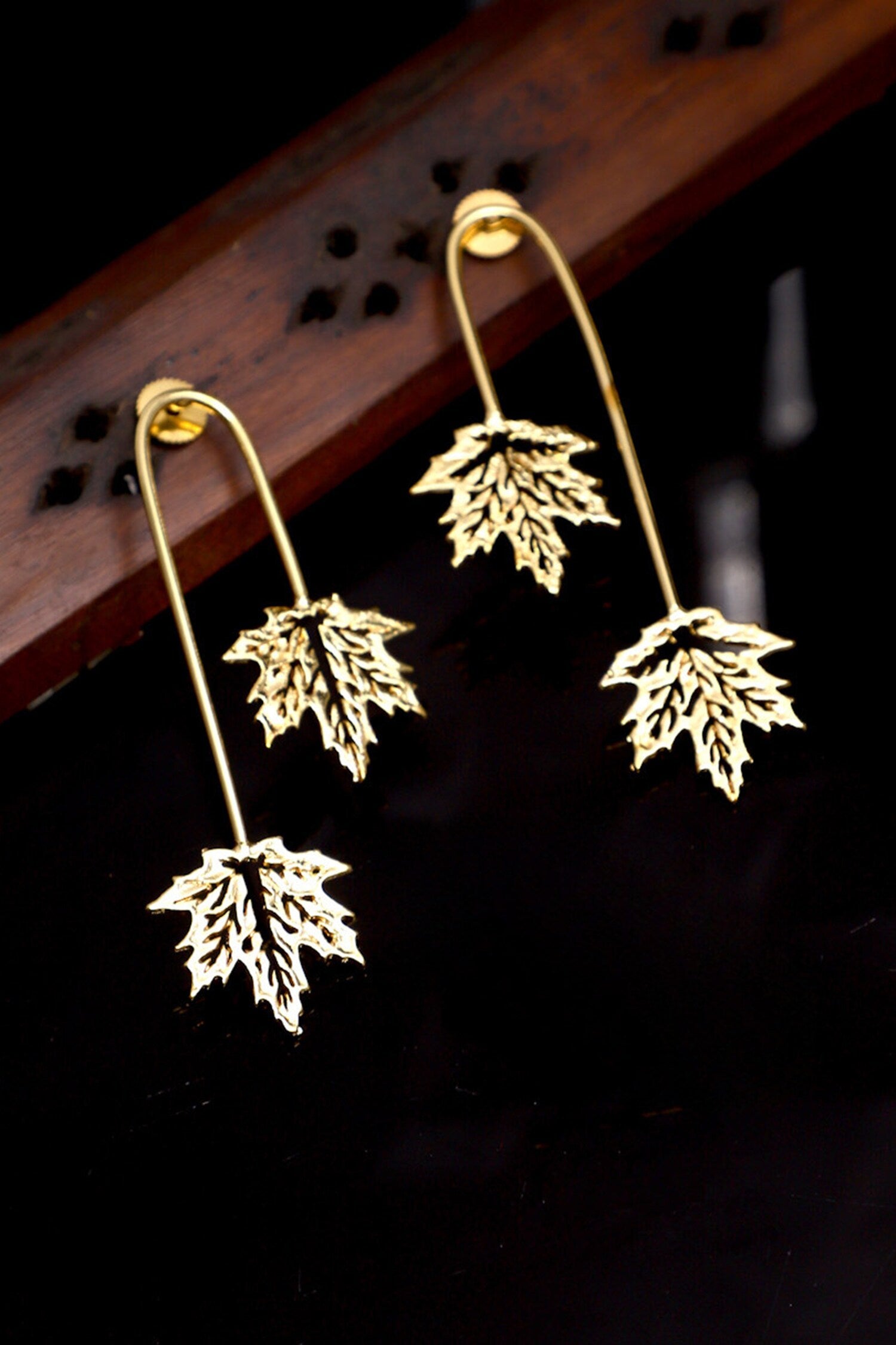 Rangin Leaf Curved Earrings 