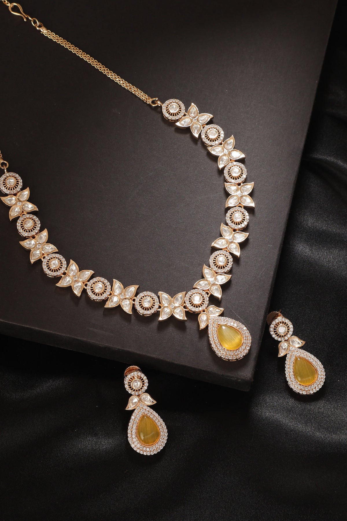 Floret Carved Pendant Necklace Set 