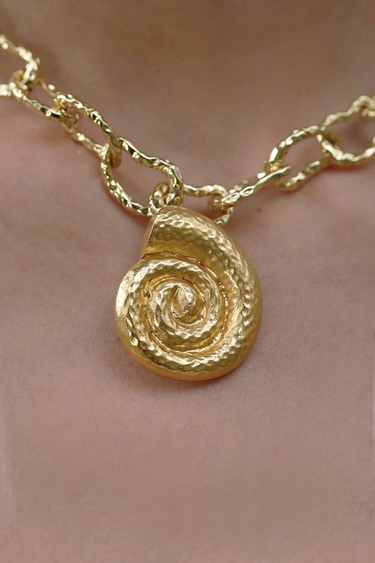 Textured Coral Shell Carved Link Necklace 
