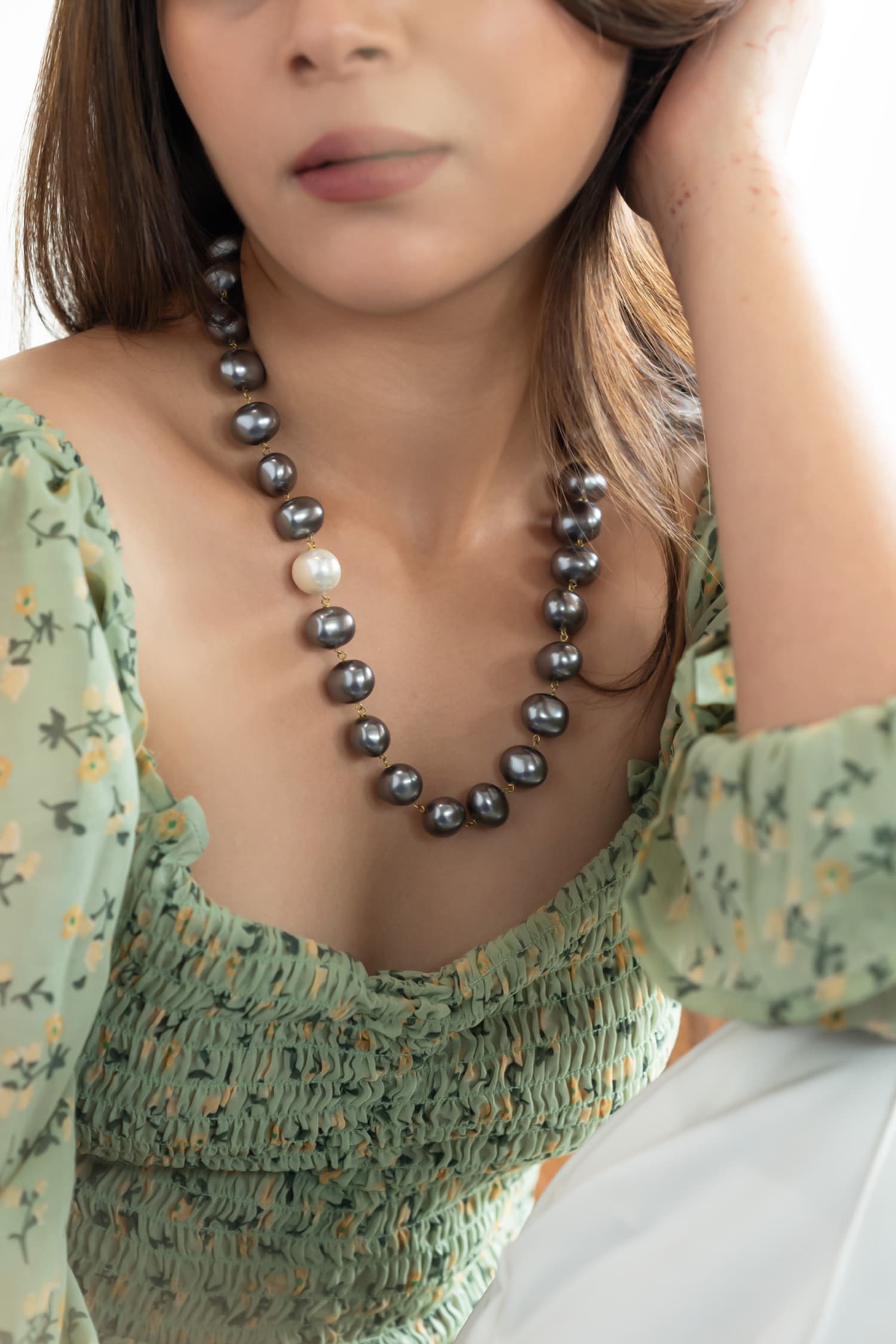 Pearl Embellished Necklace 