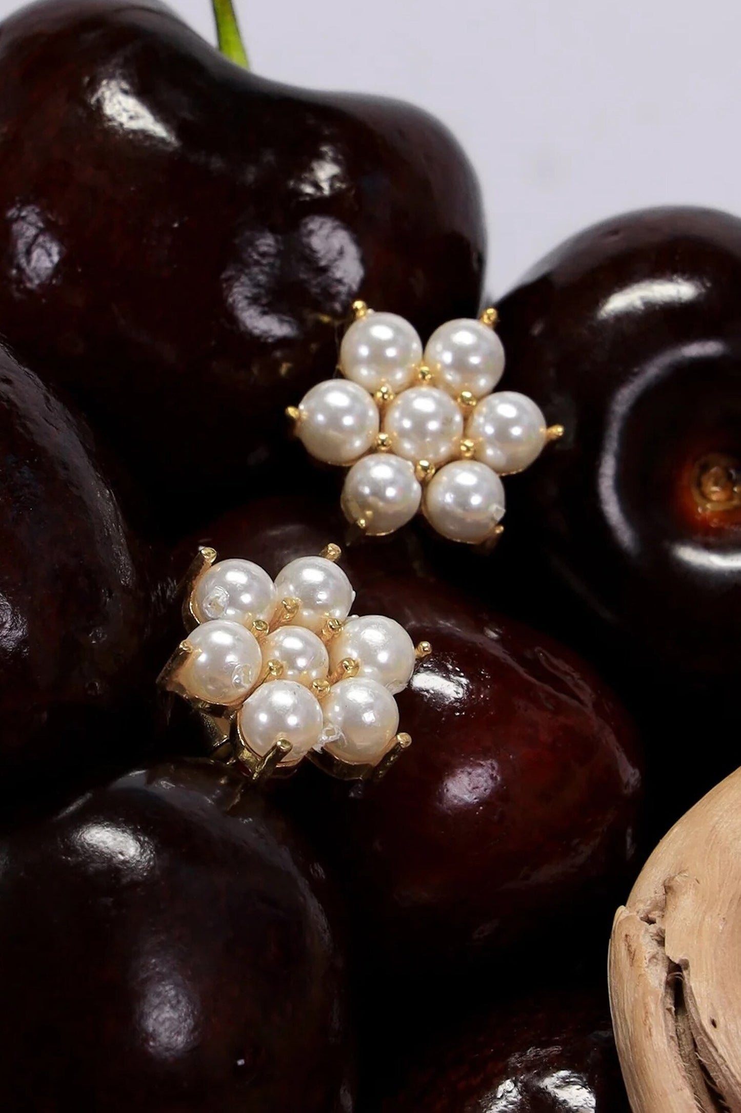 Rosa Pearl Studs 