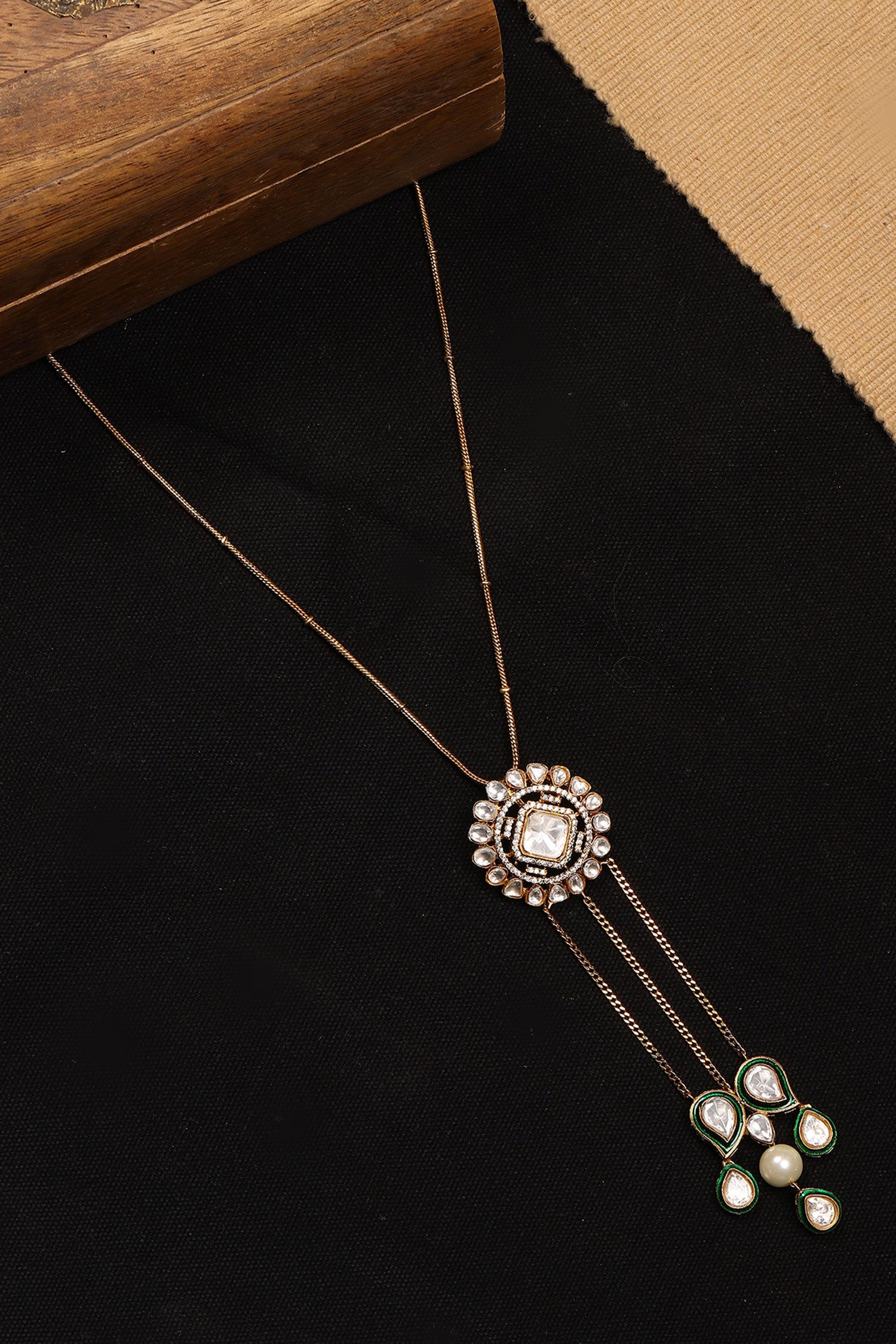 Kundan Embellished Pendant Necklace 
