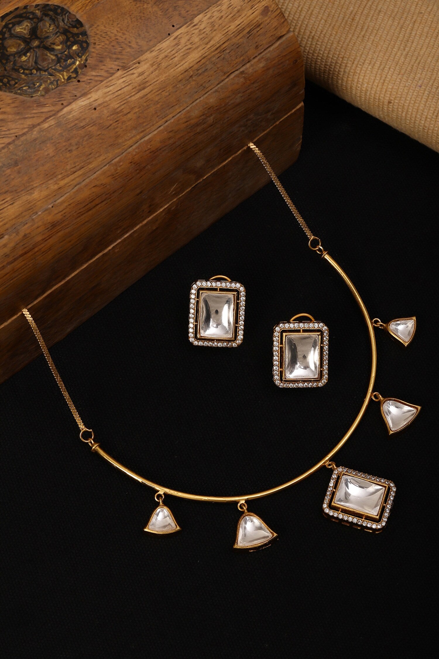 Kundan Embellished Hasli Chain Necklace Set 