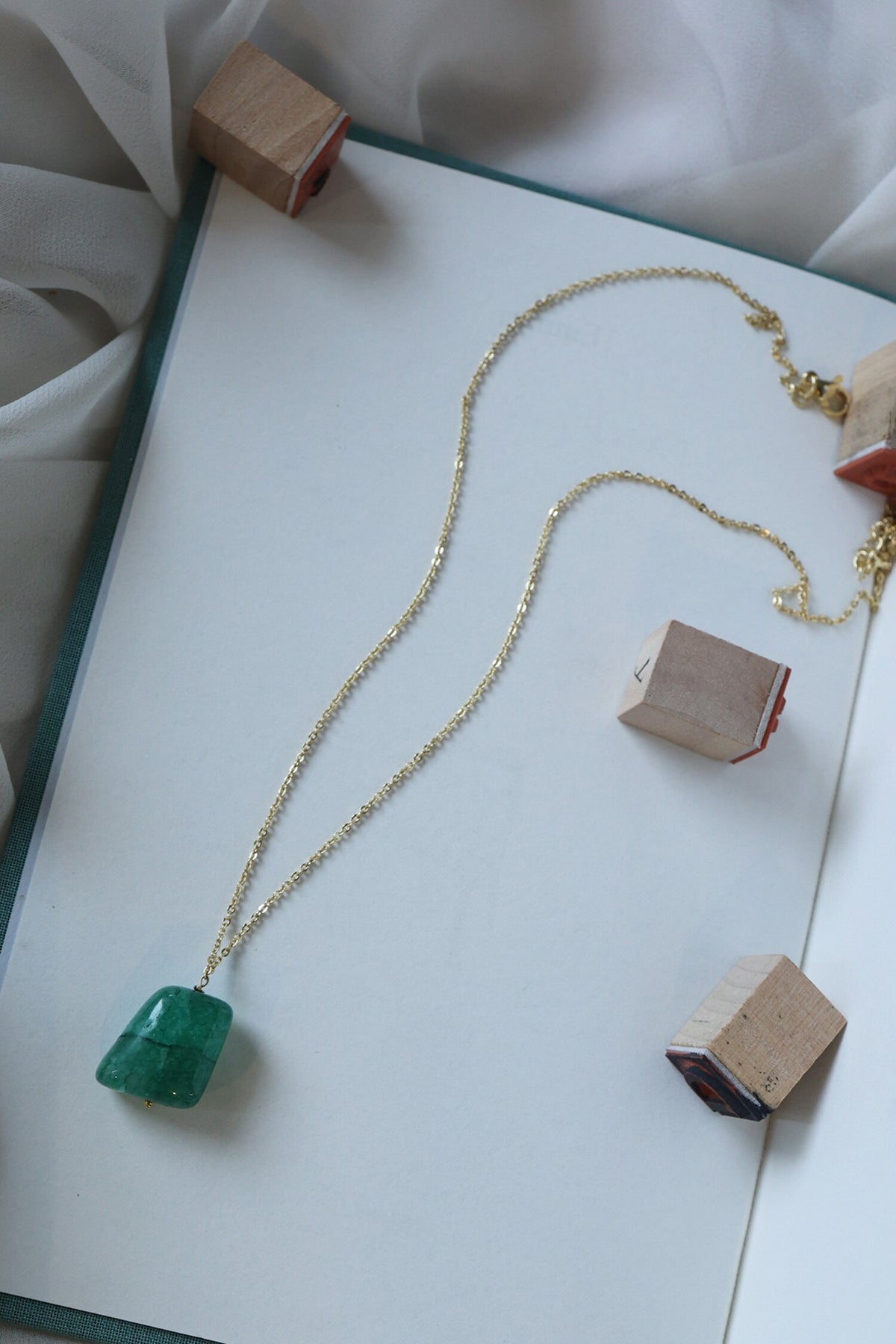Stone Embellished Pendant Chain Necklace 