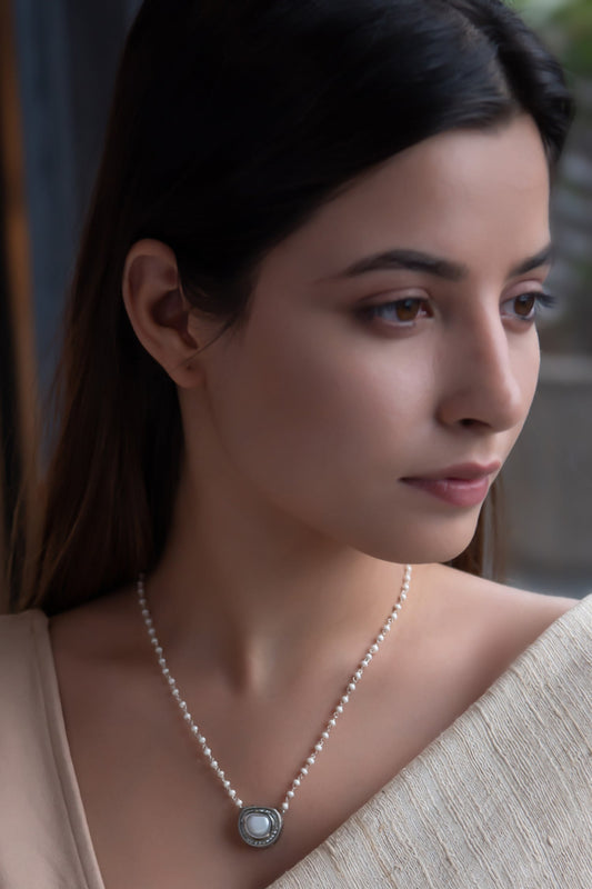 Pearl Embellished Pendant Necklace 