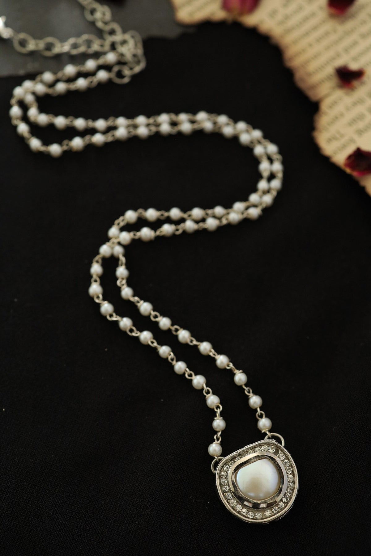 Pearl Embellished Pendant Necklace 
