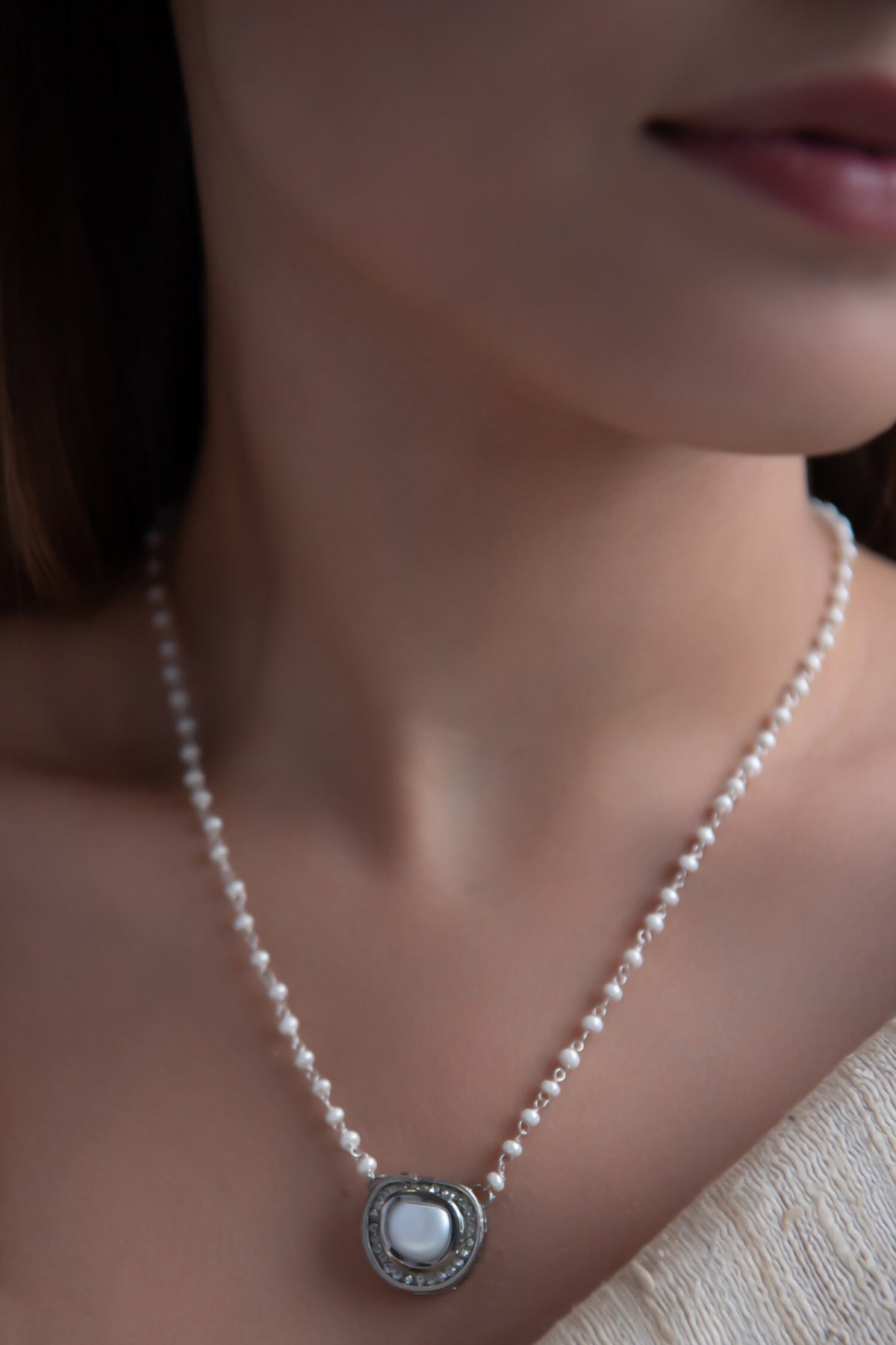 Pearl Embellished Pendant Necklace 