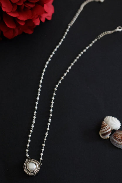Pearl Embellished Pendant Necklace 