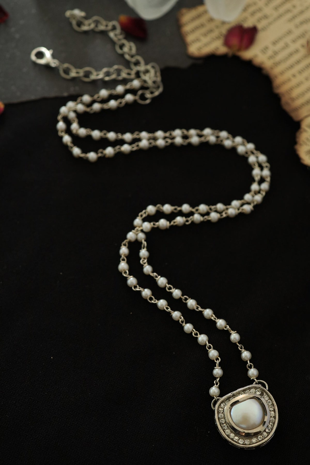 Pearl Embellished Pendant Necklace 